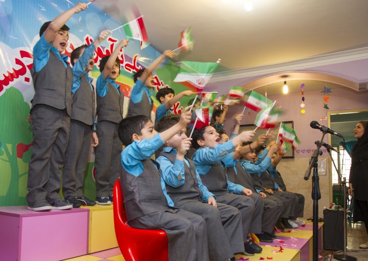 پرچم کشورمان در دستان آینده سازان ایران
