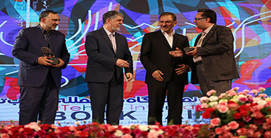 انتشارات واله به عنوان ناشر برتر کتاب‌های آموزشی در نمایشگاه بین‌المللی کتاب تهران برگزیده شد